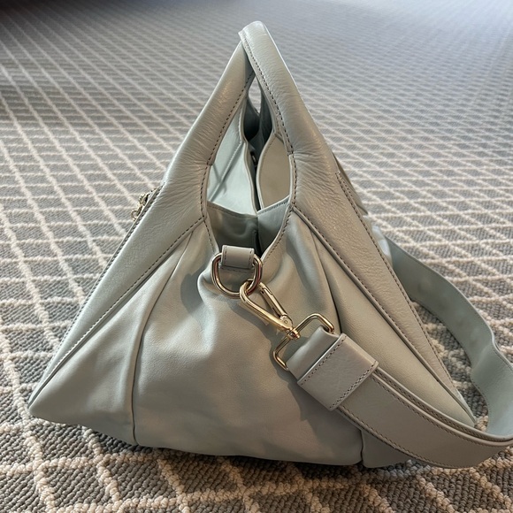 Pour La Victoire Bone Colored Leather Handbag Unique Shape Gold Hardware GUC - Picture 3 of 15